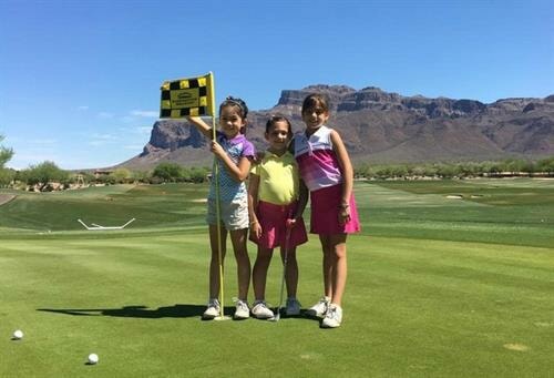 kids-learning-to-golf