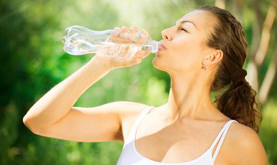 drinking-water-to-hydrate
