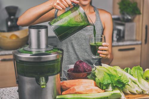 making-green-juice_(2)