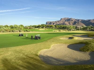 golfers-on-superstition-mountain